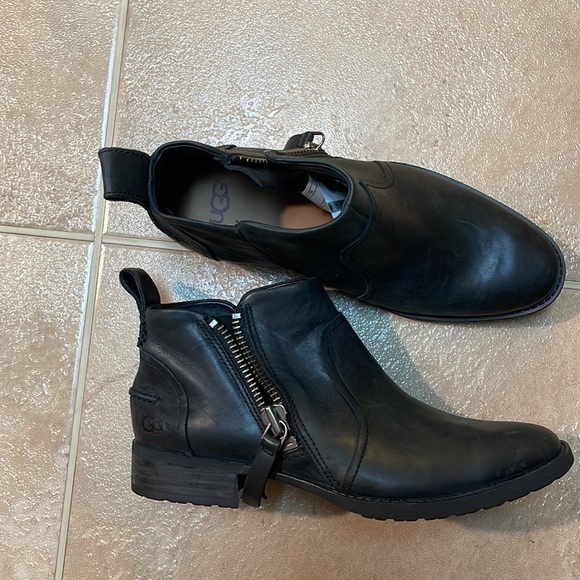 UGG Black Distressed Leather Flat Ankle Bootie 6 - Picture 6 of 7